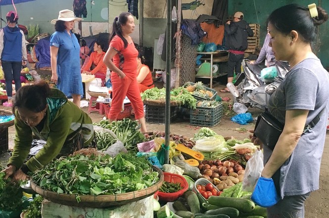 Đà Nẵng: Sau trận ngập, rau xanh đội giá - ảnh 1