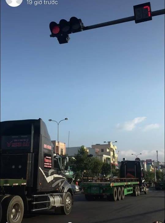 Ba xe đầu kéo nối đuôi vượt đèn đỏ giữa ban ngày - ảnh 1