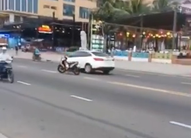 Ngang nhiên dắt xe du khách bỏ giữa lòng đường - ảnh 2