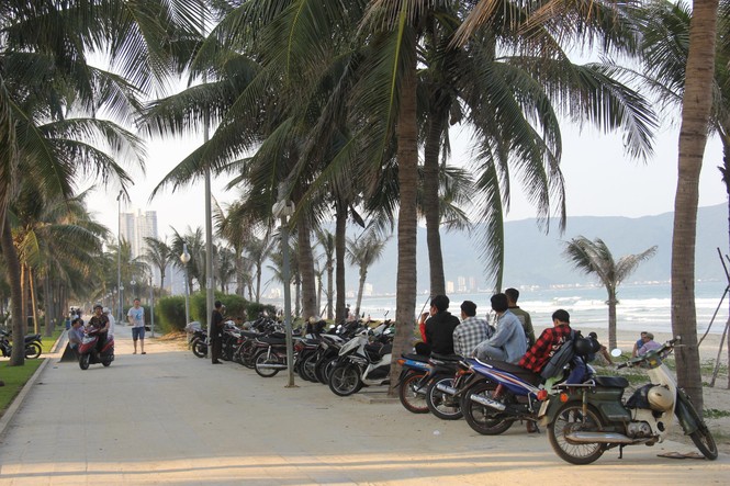 Ngang nhiên dắt xe du khách bỏ giữa lòng đường - ảnh 3