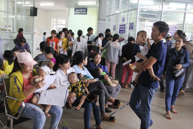 Nắng nóng, cả ngàn trẻ em vào viện - ảnh 1
