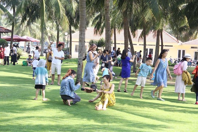 Biển đông như kiến, căng mình tìm tìm trẻ lạc, giữ an toàn - ảnh 7