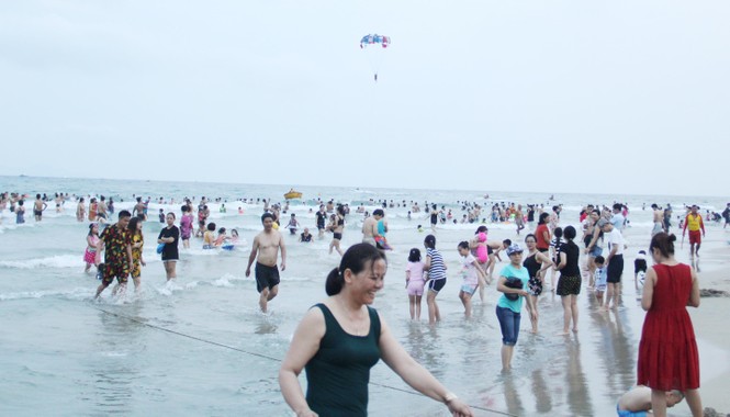 Biển đông như kiến, căng mình tìm tìm trẻ lạc, giữ an toàn - ảnh 4