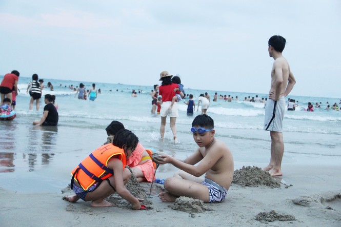 Biển đông như kiến, căng mình tìm tìm trẻ lạc, giữ an toàn - ảnh 5