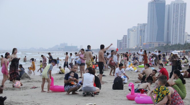 Biển đông như kiến, căng mình tìm tìm trẻ lạc, giữ an toàn - ảnh 6
