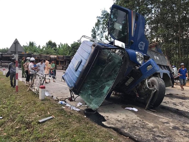 Tai nạn liên hoàn, đường tránh Nam Hải Vân ùn tắc - ảnh 2