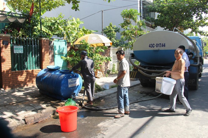 Đà Nẵng ráo riết đặt bồn chứa, tiếp nước tận nhà cho dân - ảnh 1
