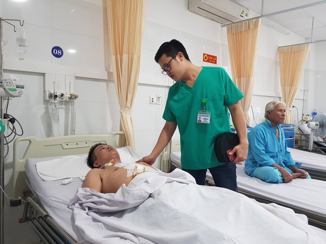 Cứu sống ông bố bị kéo đâm thấu tim khi dọn bàn học cho con - ảnh 1