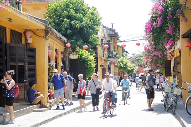 Cô gái khỏa thân trên nóc phố cổ: Tổn thương nghiêm trọng đến giá trị văn hóa Hội An - ảnh 2