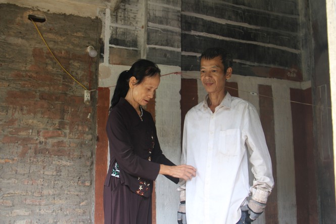 Bà mẹ 73 tuổi nuôi con tâm thần làm đơn xin ra khỏi hộ nghèo - ảnh 1