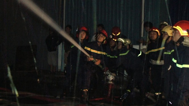 Hàng trăm cảnh sát đang dập lửa đám cháy lớn ở Sài Gòn - ảnh 1