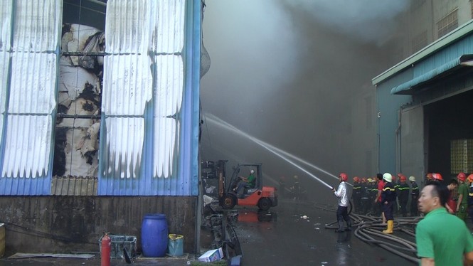 Hàng trăm cảnh sát đang dập lửa đám cháy lớn ở Sài Gòn - ảnh 2