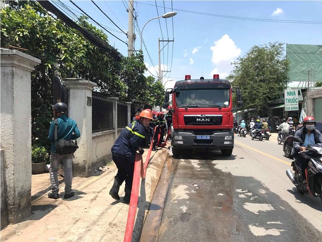 Cơ sở mút xốp ở Sài Gòn cháy ngùn ngụt - ảnh 1