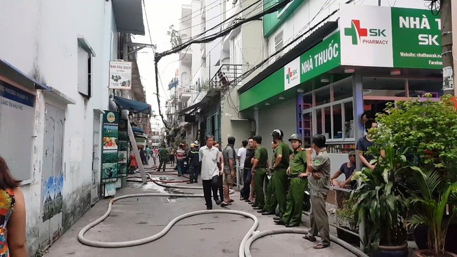 Giải cứu hai mẹ con trong đám cháy chung cư ở Sài Gòn - ảnh 2