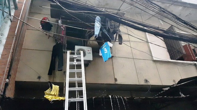 Giải cứu hai mẹ con trong đám cháy chung cư ở Sài Gòn - ảnh 1