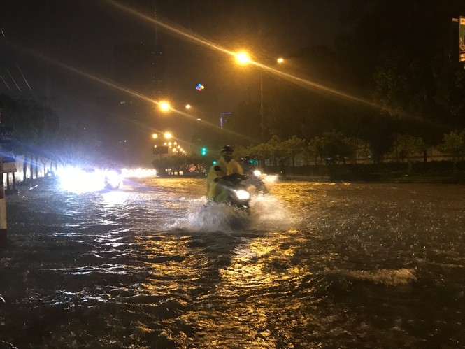 Có 'siêu máy bơm' đường vẫn ngập, chủ đầu tư nói bị phá hoại - ảnh 1