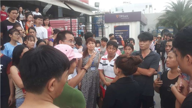 Chung cư ở Sài Gòn bốc cháy, người dân tháo chạy tán loạn - ảnh 2