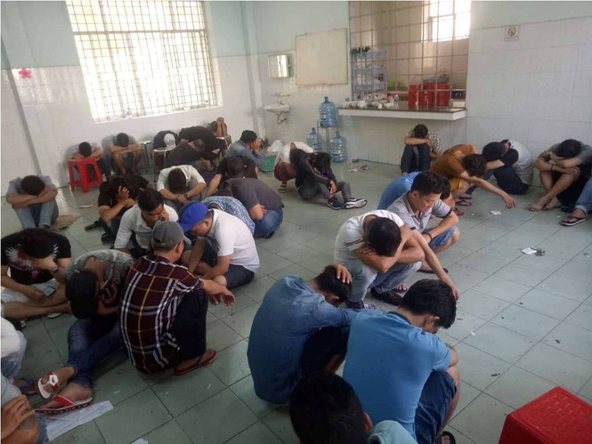 Đột kích quán bar phát hiện hơn trăm thanh niên phê ma túy - ảnh 1