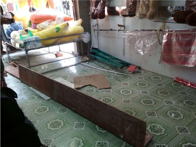 Ván gỗ dài 5m gắn đinh từ công trình cao ốc xuyên thủng nhà dân - ảnh 2