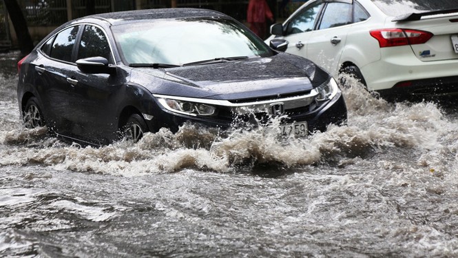 TPHCM xuất hiện mưa đá, 'khu nhà giàu' lại bì bõm lội nước - ảnh 3