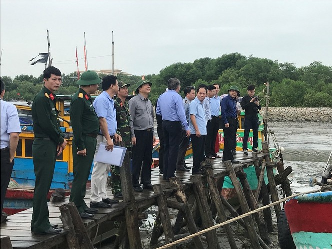 TPHCM khẩn cấp di dời dân, chằng chống nhà cửa ứng phó bão số 9 - ảnh 1