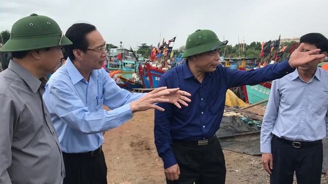 TPHCM khẩn cấp di dời dân, chằng chống nhà cửa ứng phó bão số 9 - ảnh 3