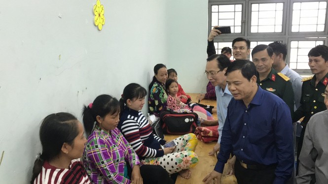 TPHCM khẩn cấp di dời dân, chằng chống nhà cửa ứng phó bão số 9 - ảnh 4