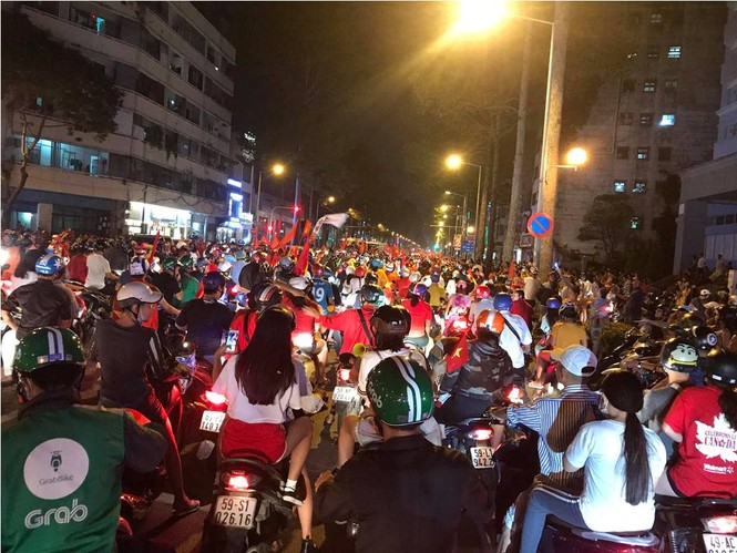 Hoà Malaysia, cổ động viên Việt vẫn ra đường ăn mừng như... vô địch - ảnh 13