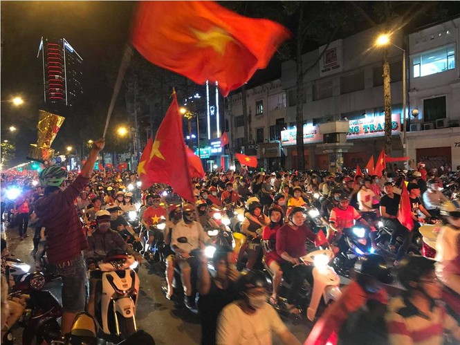 Hoà Malaysia, cổ động viên Việt vẫn ra đường ăn mừng như... vô địch - ảnh 14