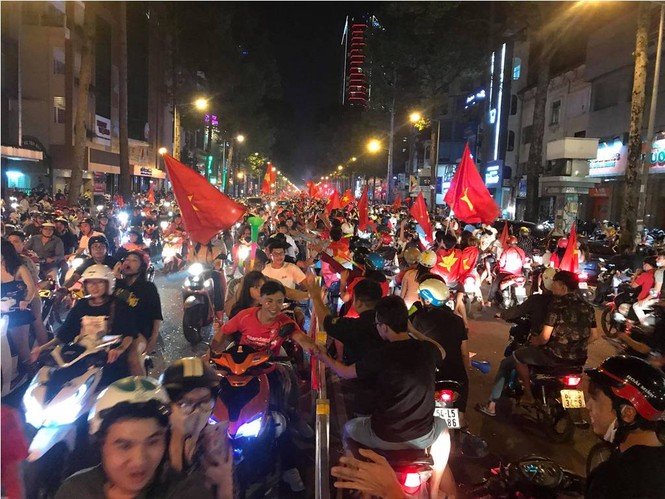Hoà Malaysia, cổ động viên Việt vẫn ra đường ăn mừng như... vô địch - ảnh 15