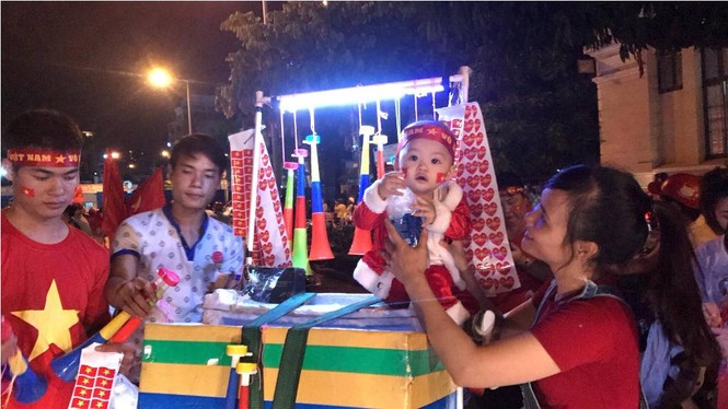 Hoà Malaysia, cổ động viên Việt vẫn ra đường ăn mừng như... vô địch - ảnh 16