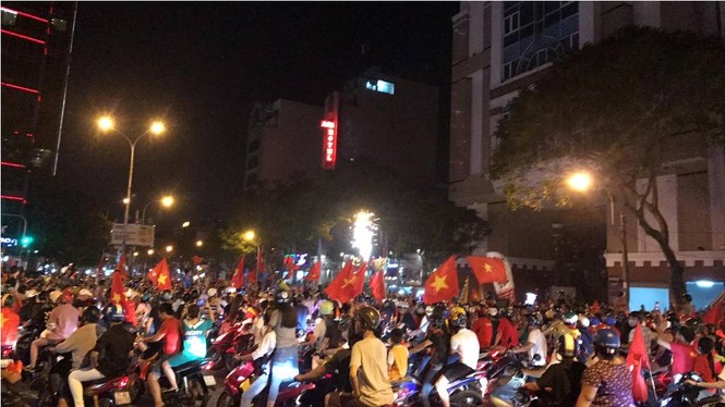Hoà Malaysia, cổ động viên Việt vẫn ra đường ăn mừng như... vô địch - ảnh 17