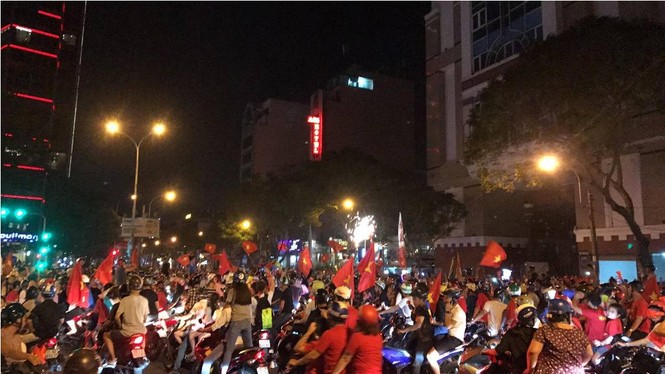 Hoà Malaysia, cổ động viên Việt vẫn ra đường ăn mừng như... vô địch - ảnh 18