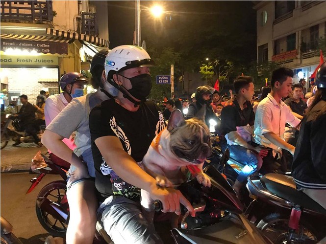 Hoà Malaysia, cổ động viên Việt vẫn ra đường ăn mừng như... vô địch - ảnh 19