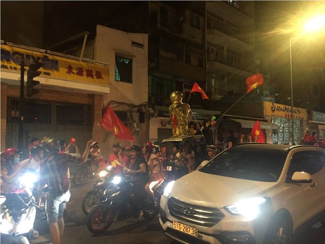 Hoà Malaysia, cổ động viên Việt vẫn ra đường ăn mừng như... vô địch - ảnh 20