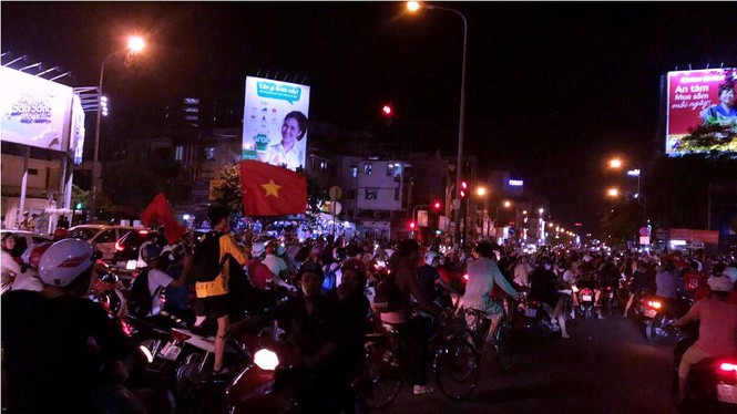 Hoà Malaysia, cổ động viên Việt vẫn ra đường ăn mừng như... vô địch - ảnh 21
