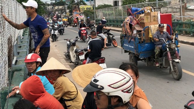 Tá hoả phát hiện xác người trôi trên sông ở Sài Gòn - ảnh 1