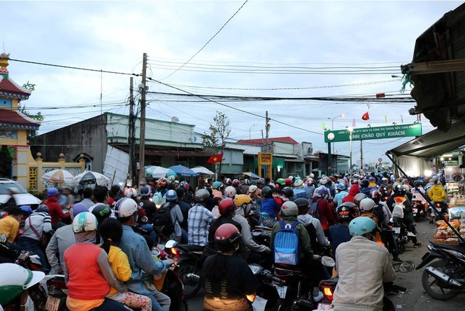 Người dân ùn ùn trở lại TPHCM sau nghỉ Tết, giao thông ùn tắc - ảnh 1