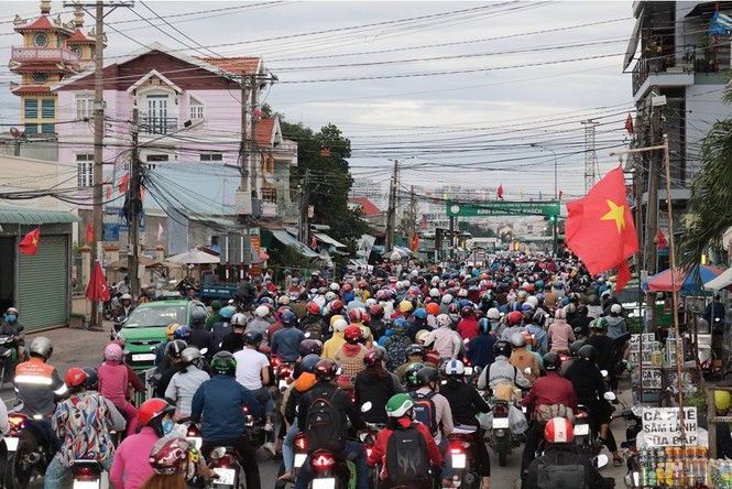 Người dân ùn ùn trở lại TPHCM sau nghỉ Tết, giao thông ùn tắc - ảnh 5
