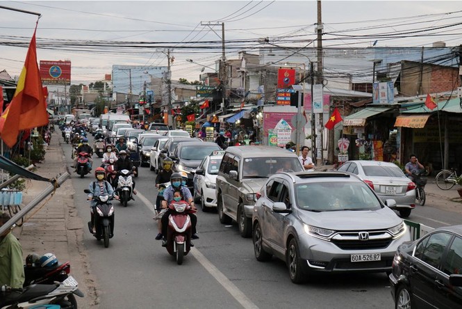 Người dân ùn ùn trở lại TPHCM sau nghỉ Tết, giao thông ùn tắc - ảnh 6
