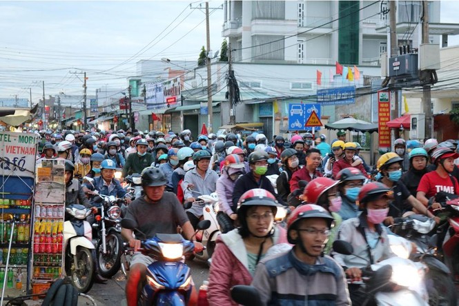 Người dân ùn ùn trở lại TPHCM sau nghỉ Tết, giao thông ùn tắc - ảnh 7