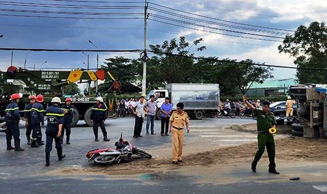 Xe ben lật nhào giữa đường, 3 người đi xe máy thương vong - ảnh 1