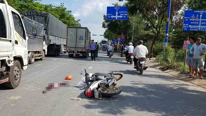 Va chạm xe máy ngã xuống đường, cô gái bị xe tải cán tử vong - ảnh 1