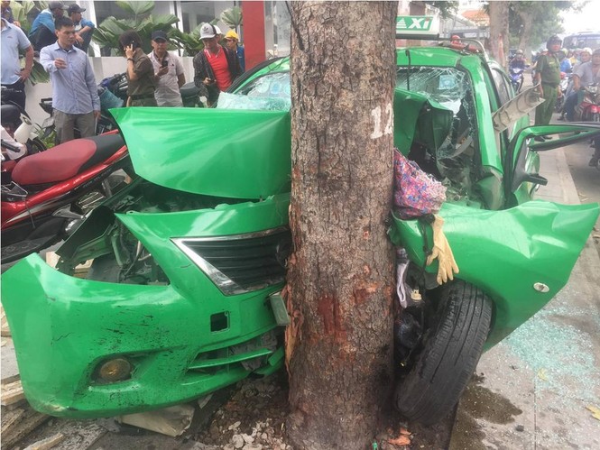 Taxi nát đầu sau cú tông gốc cây, 2 người bị thương - ảnh 1