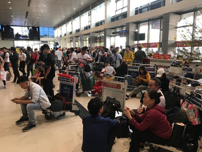 Hàng loạt chuyến bay Tết ở Tân Sơn Nhất chậm giờ - ảnh 1