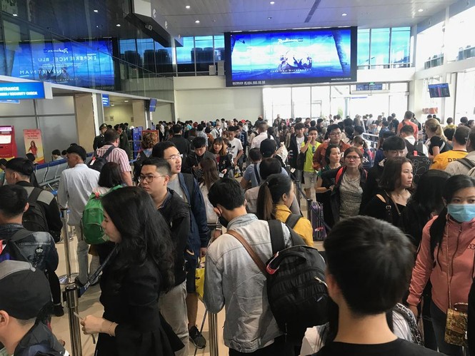 Hàng loạt chuyến bay Tết ở Tân Sơn Nhất chậm giờ - ảnh 2