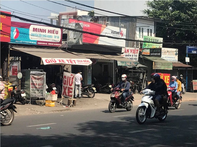“Chặt chém” giá giữ xe máy dịp Tết Nguyên đán - ảnh 1