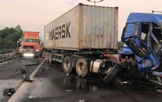 Ba xe container đâm liên hoàn trên cao tốc, 2 người thương vong - ảnh 3
