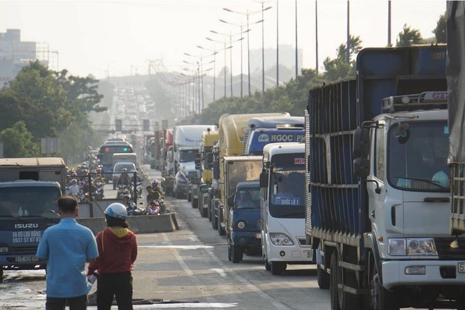 Xe bồn bốc cháy ngùn ngụt trên xa lộ, cửa ngõ Sài Gòn tê liệt - ảnh 3