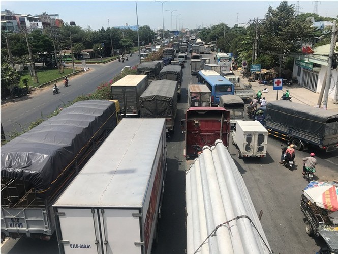Xế hộp bẹp dúm sau tai nạn liên hoàn, 2 người trọng thương - ảnh 2